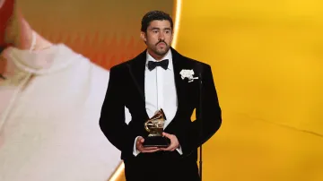 Bad Bunny přebírá cenu během 68. ročníku udílení cen Grammy