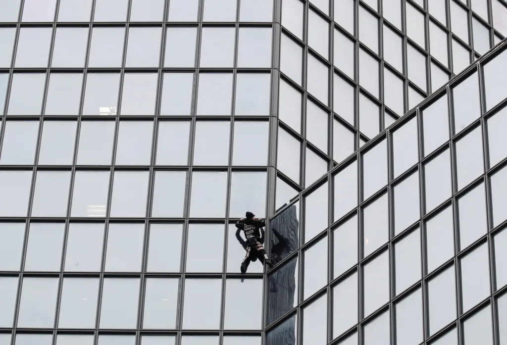 Alain Robert pokořil budovu Total v pařížské čtvrti La Défense