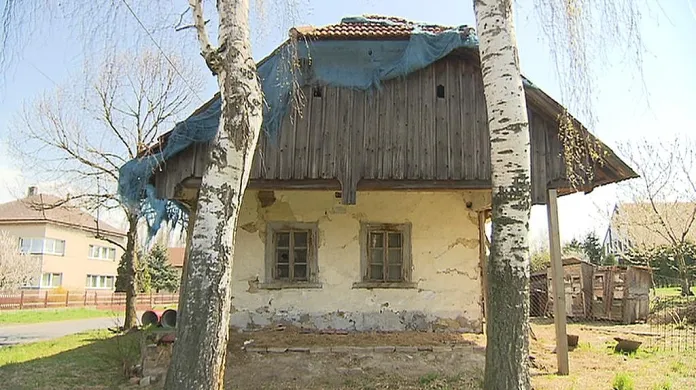 Dům z Oskořínku, který bude přemístěn do skanzenu