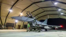 Britské letadlo Typhoon po návratu z úderu na Jemen
