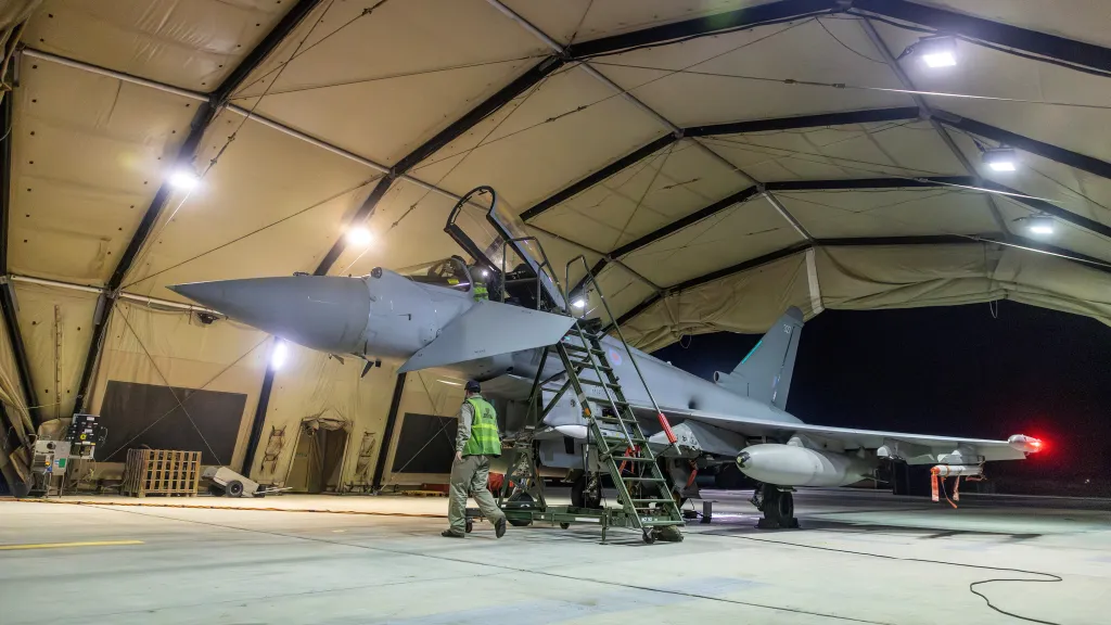 Britské letadlo Typhoon po návratu z úderu na Jemen
