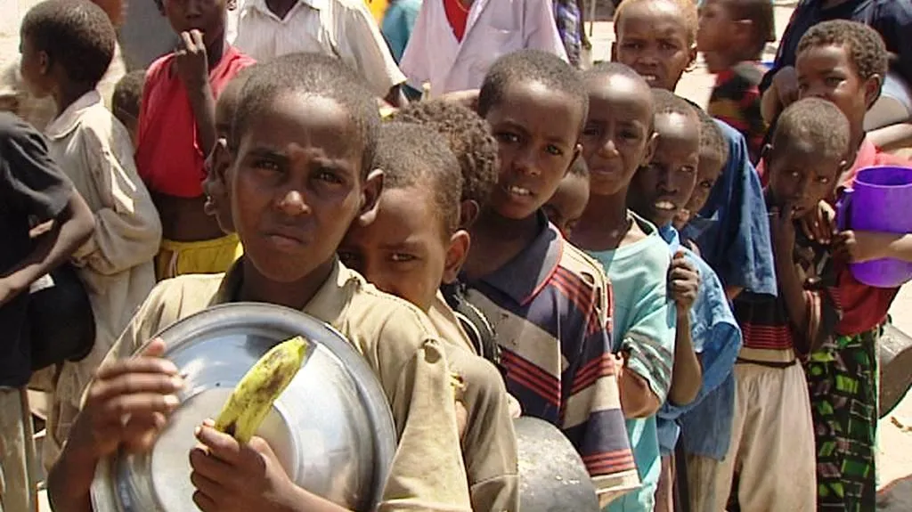 Somálské děti čekají na jídlo