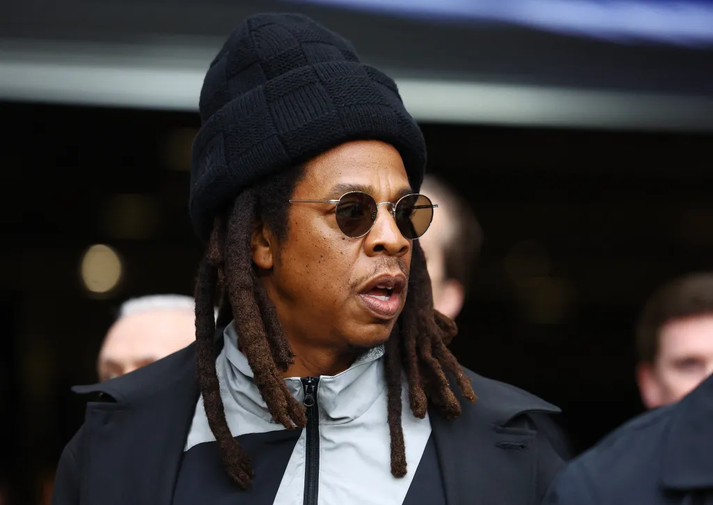 Americký rapper Jay-Z navrhl začátkem ledna zamítnutí žaloby podané ženou, která tvrdí, že Jay-Z spolu s Diddym ji sexuálně napadli, když jí bylo třináct let. V roce 2000 na večírku po udílení hudebních cen MTV prý hudebníci dívku zdrogovali a znásilnili