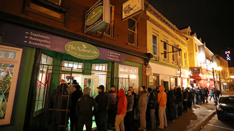 Fronta před jedním z kanadských obchodů s marihuanou