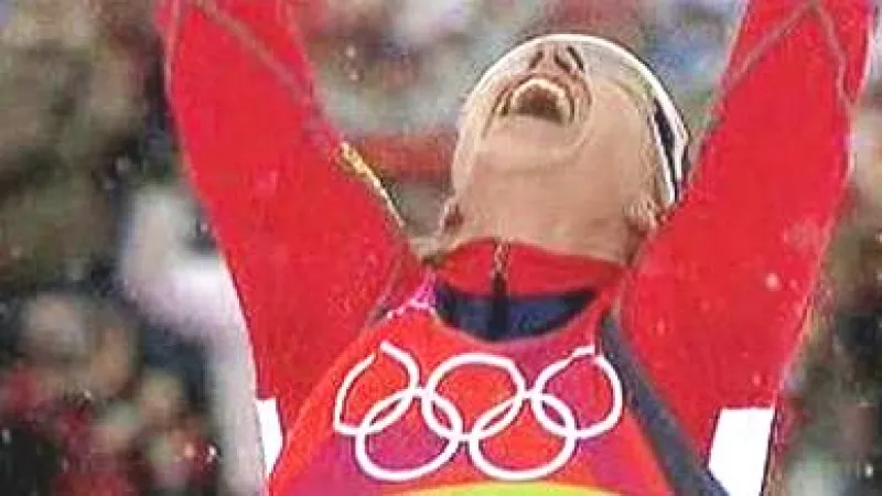 Kateřina Neumannová se raduje z vítězství při dojezdu olympijského závodu na 30 kilometrů volně v Turíně.