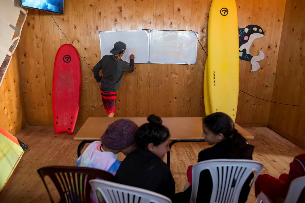 Jeden ze zakladatelů Salim Maatoug (26 let) pracuje v Marrákeši jako průvodce. Uvedl, že s dětmi mají dohodu: musí slíbit, že až se vrátí do svých měst a obcí, udělají něco pro místo, kde žijí