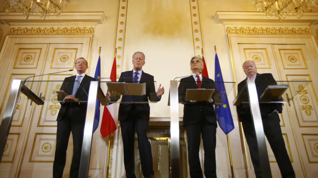 Salcburský hejtman Wilfried Haslauer, vicekancléř Reinhold Mitterlehner, kancléř Werner Faymann a vídeňský starosta Michael Häupl na brífinku k omezení počtu žadatelů o azyl