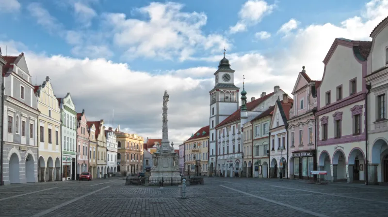 Hlavní náměstí v Třeboni s morovým sloupem