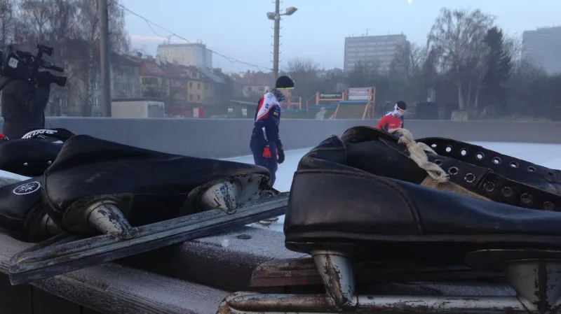 Mladí rychlobruslaři začínají se starým vybavením