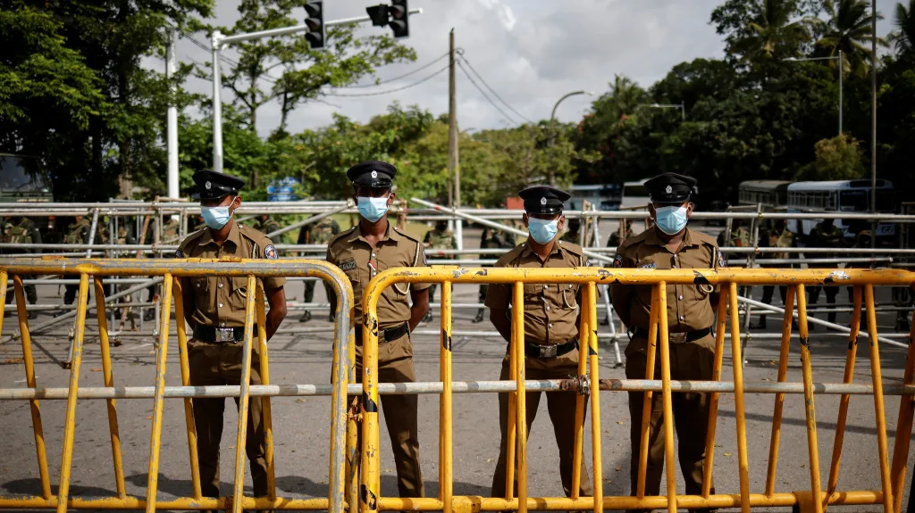 Policie před parlamentní budovou v Colombu na Srí Lance