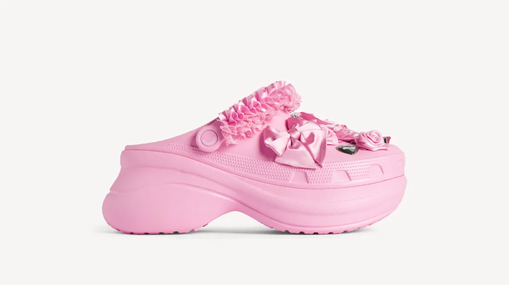 Výsledek spolupráce značek Crocs a Balenciaga