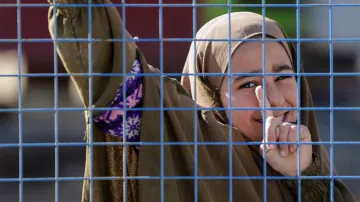 Dívka, zadržovaná v detenčním táboře al-Húl s příbuznými členů takzvaného Islámského státu, který převzala syrská armáda