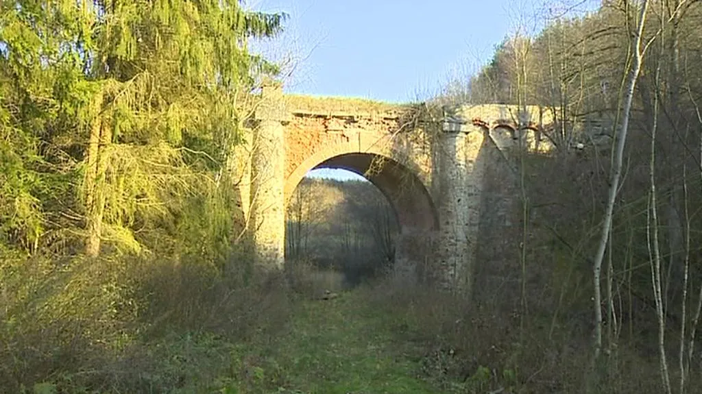 Chátrající památný most u Velkého Meziříčí