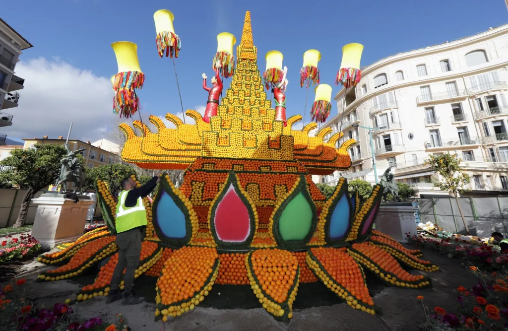 Sochy vytvořené z citronů a pomerančů jsou součástí festivalů citrusů ve francouzském městě Menton