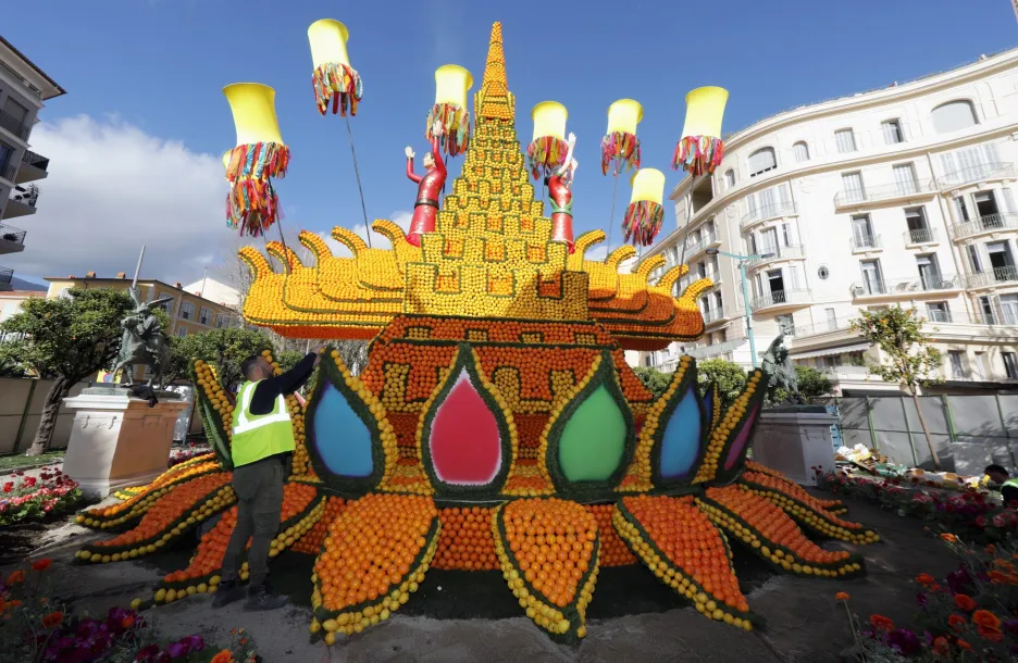 Sochy vytvořené z citronů a pomerančů jsou součástí festivalů citrusů ve francouzském městě Menton