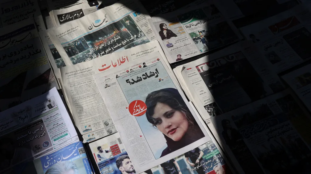 Noviny s fotografií Mahsy Amíníové, která zemřela po zadržení mravnostní policií