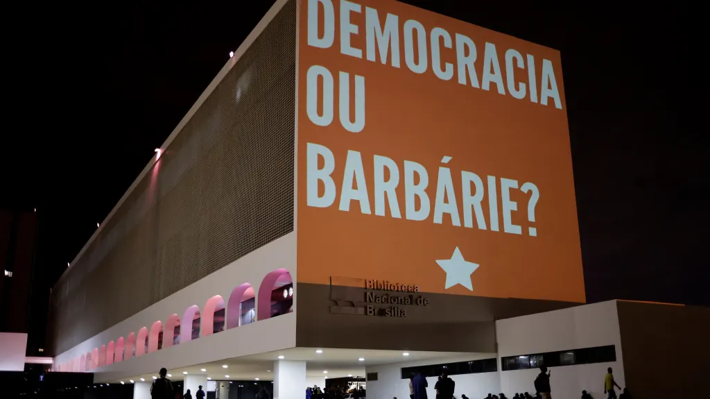 Nápis „demokracie nebo barbarismus“ na knihovně v Brazílii