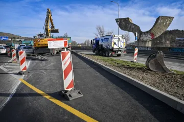 Masivní betonová plastika u Barrandovského mostu se zřítila