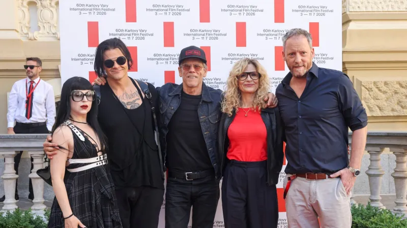 Kevin Bacon, Kyra Sedgwicková a jejich děti Sosie a Travis Baconovi s výkonným ředitelem KVIFF Kryštofem Muchou po příjezdu do Varů