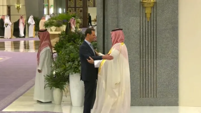 Asada v Džiddě na uvítanou objal saúdský korunní princ Muhammad bin Salmán