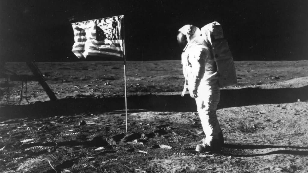 Edwin Aldrin s americkou vlajkou na Měsíci