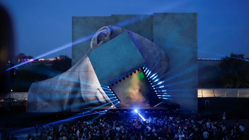 Jedno z pódií na Glastonbury