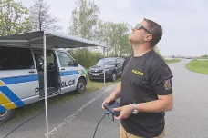 Policie využívá drony k měření bezpečné vzdálenosti mezi auty, zatím ale nepokutuje