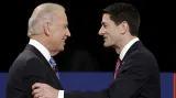 Současný viceprezident Joe Biden (vlevo) v debatě s kandidátem na viceprezidenta Paulem Ryanem (vpravo)