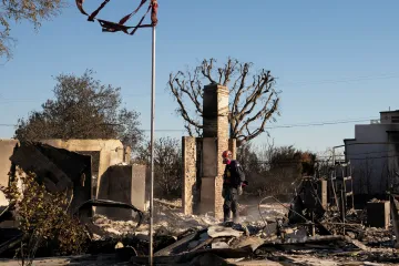 Ničivé požáry u Los Angeles se při nové extrémní výstraze zatím nešíří