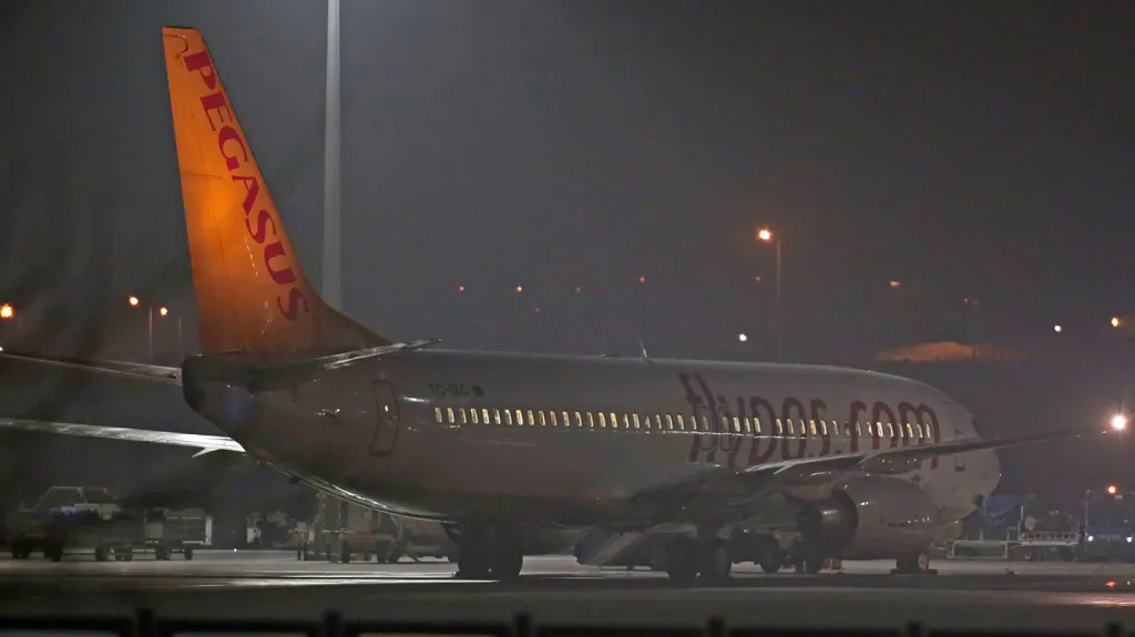 Letadlo společnosti Pegasus na letišti v Istanbulu