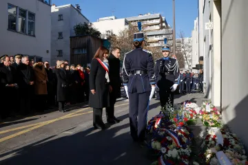 Francie si připomíná deset let od útoků na Charlie Hebdo a košer supermarket