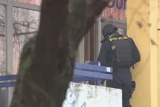 Muže, který zřejmě přepadl hernu v Praze 4, policie dopadla a obvinila