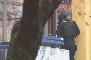 Muž s pistolí přepadl v Krči hernu, ve které bylo dítě. Stihl utéct
