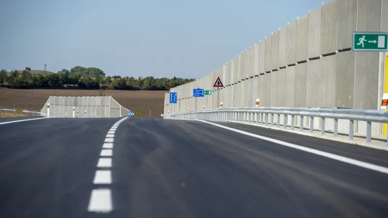 První část obchvatu získala také Jesenice. Jde o krajskou investici, městem prochází silnice II. třídy
