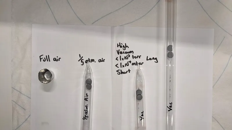 Čtyři varianty LK-99 vyrobené v Praze