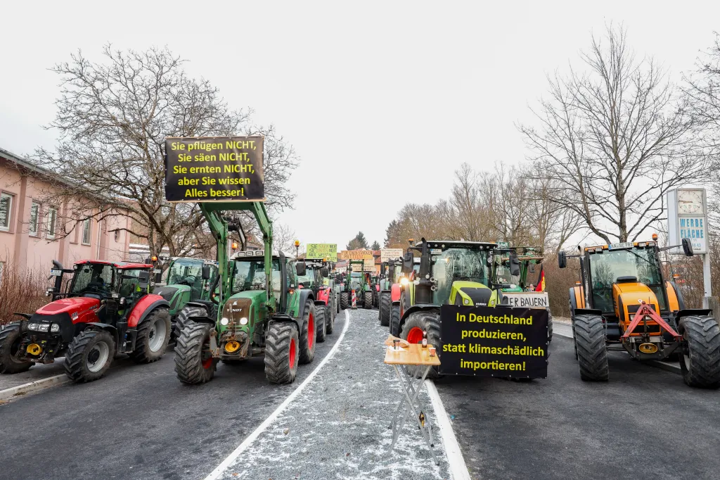 Zemědělská vozidla blokují silnici v německém Ellwangenu