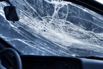 Při nehodě na Pelhřimovsku zemřela řidička. Zasahující hasiči cestou na místo havarovali