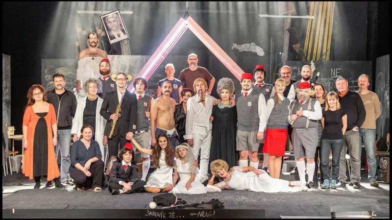 Herci a tvůrci inscenace Ptákovina v Klicperově divadle