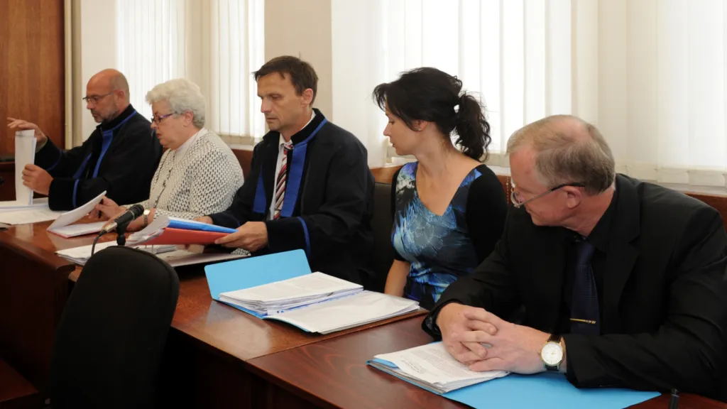 Trojice úředníků před soudem