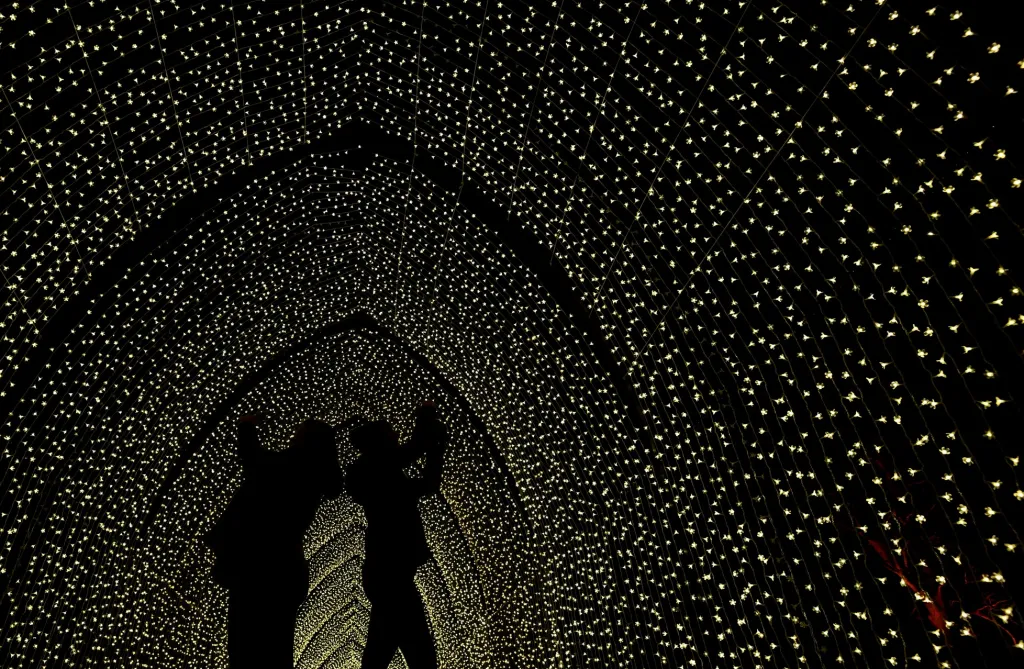 Návštěvníci obdivují světelnou instalaci stezky, která se otevírá v Kew Gardens v západním Londýně