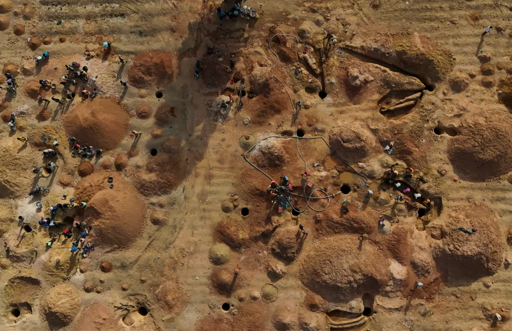 Na dvoře usedlosti se nyní nachází více něž tucet úzkých těžebních vrtů