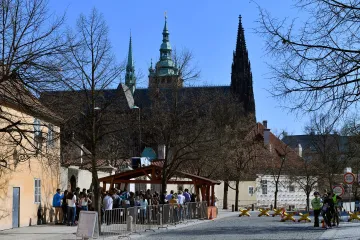 Hrad volá po rychlém jednání kvůli kontrolám u vstupu. Chce je důstojnější a bez front