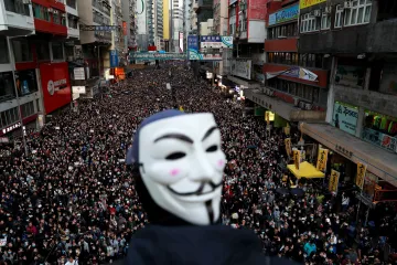 Statisíce lidí v Hongkongu se vydaly na protestní pochod. Policie při obří akci nezasáhla