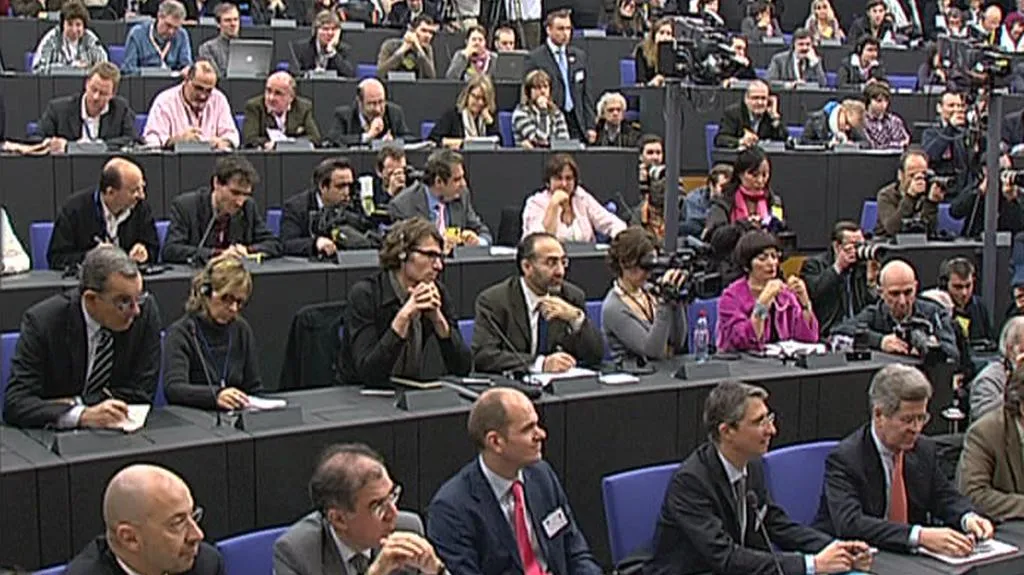 Europoslanci při jednání v Bruselu