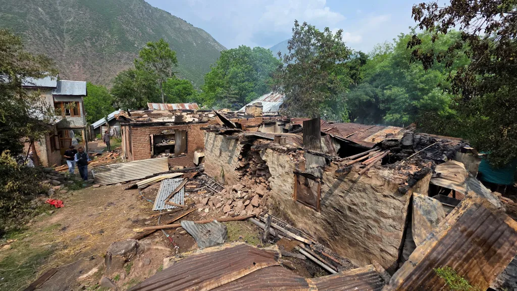 Poškozené domy v Kašmíru