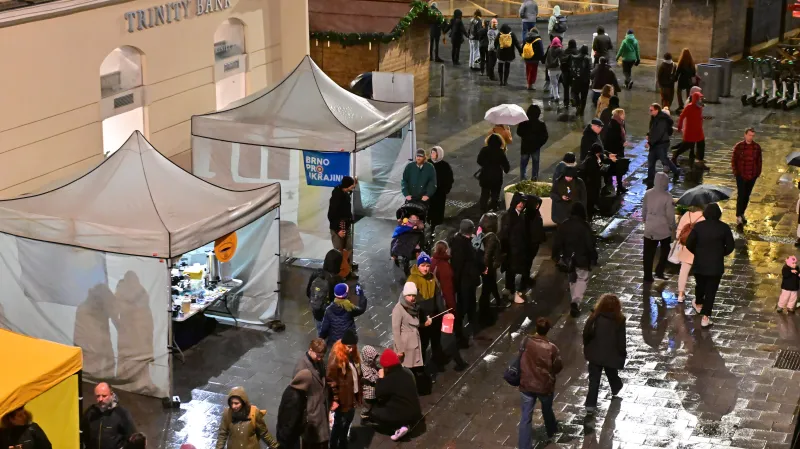 Lidský řetěz v rámci festivalu Brněnský sedmnáctý při oslavách 36. výročí sametové revoluce