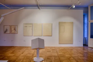 Nestálá krychle. Museum Kampa se ohlíží za tvorbou stoletého Kolíbala