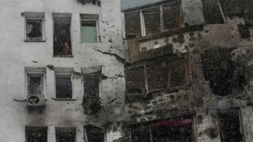 Obyvatelé kyjevského domu ve svém bytě, který poškodil ruský nálet (9. ledna 2026)