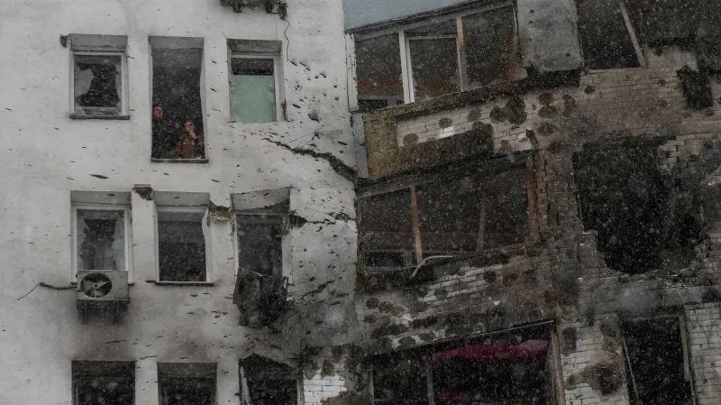 Obyvatelé kyjevského domu ve svém bytě, který poškodil ruský nálet (9. ledna 2026)