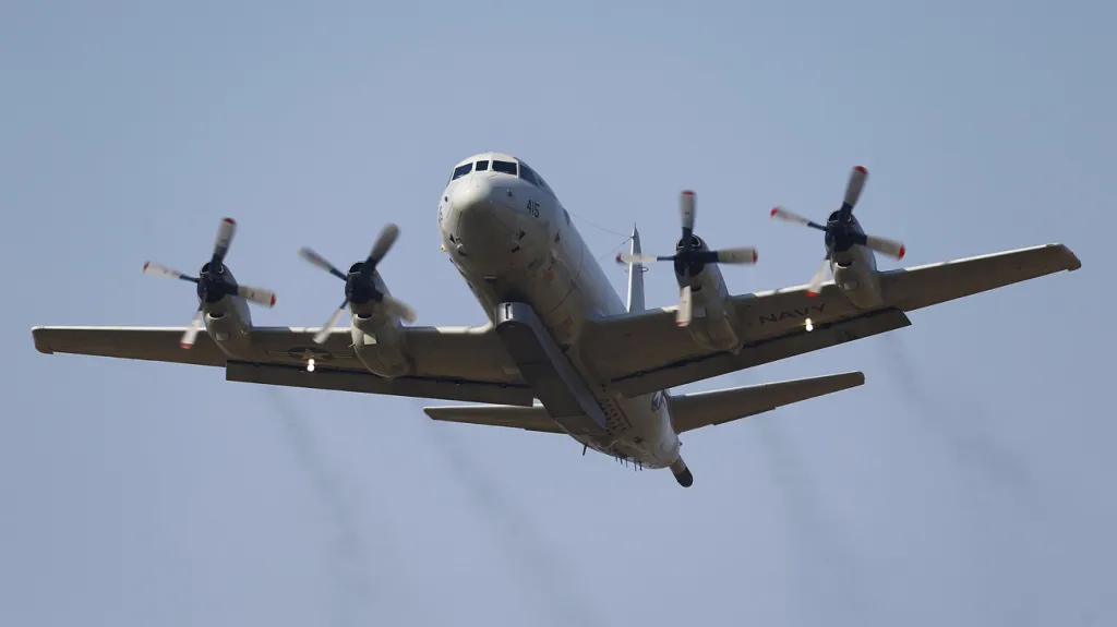 Americký hlídkový letoun Lockheed Martin P-3 Orion startuje ze základny Incirlik